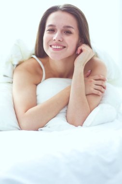 Güzel bir kadın yatağında uzanıyor..