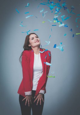 Konfeti kutlama parti güzel mutlu kadın. Doğum günü veya yeni yıl arifesi kavramı kutlama.