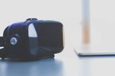 Bilgisayarlı sanal gerçeklik gözlükleri. İş. 3D teknoloji