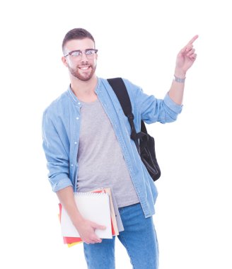 Beyaz arka plan üzerinde izole kitap tutan bir okul çantası ile bir erkek öğrenci. Eğitim olanakları. Üniversite öğrencisi.