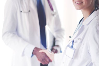 Ofiste tokalaşırken gülümseyen iki genç tıp adamı. Doktorlar. Takım çalışması.