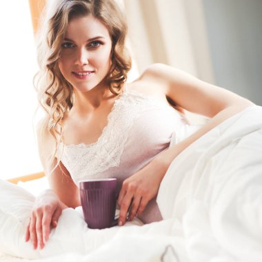 Genç kadın yatakta yatan ise kahve veya çay içme.