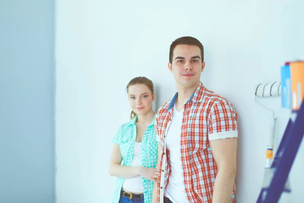 Porträtt av unga par som flyttar i nya hem. Ungt par — Stockfoto