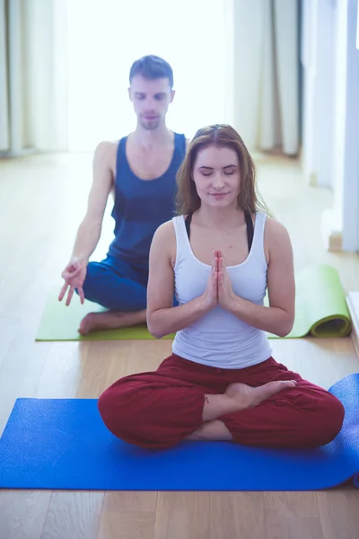 Pareja atlética joven practicando acroyoga. Balanceo en pareja . — Foto de Stock