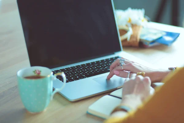 Een jonge vrouw met een creditcard en een laptop. Online winkelen concept — Stockfoto