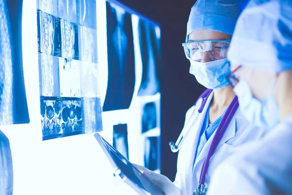 Duas mulheres médicas olhando para raios-x em um hospital. — Fotografia de Stock
