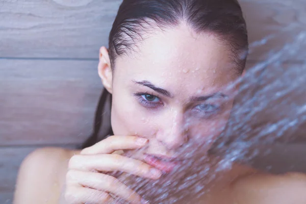 Ung vacker kvinna under dusch i badrum. — Stockfoto