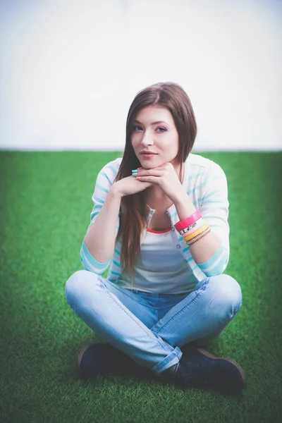Jonge vrouw zittend op groen gras. Portreit jonge vrouw — Stockfoto