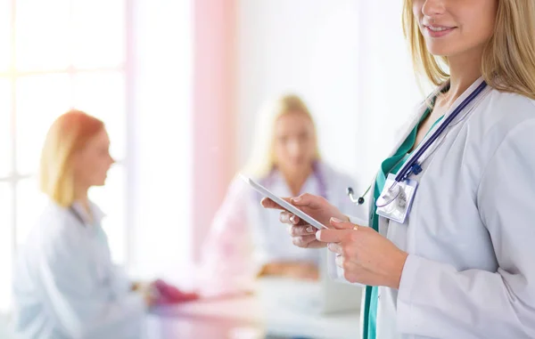 Porträt einer jungen Ärztin mit Luftmatratzen in der Hand in einer Arztpraxis — Stockfoto