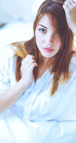 Retrato de hermosa cara de mujer joven. Aislado sobre fondo blanco . — Foto de Stock