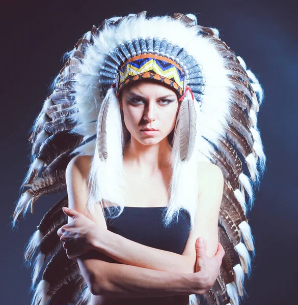 Hermosa mujer en traje nativo americano con plumas. Hermosa mujer —  Fotos de Stock