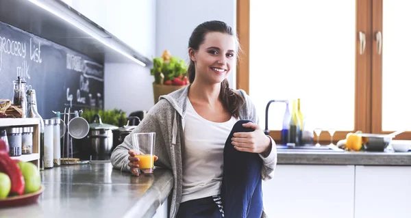 Uma mulher na cozinha. Cozinhar na cozinha. — Fotografia de Stock