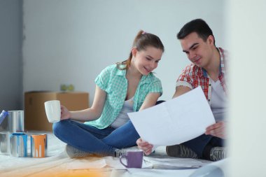 Genç katta oturan ve onlar hakkında tasarruf hesaplama çift. Genç Çift