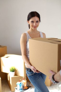 Açma veya kutu ambalaj ve yeni evine taşıdıktan mutlu genç bir çift. Genç Çift