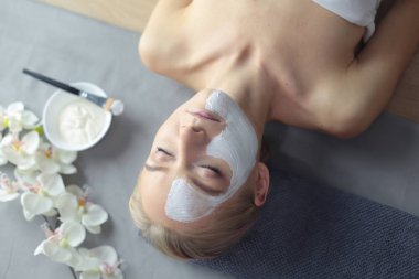 Yüz maskesi. Güzel genç kız Spa, makyajcısı kadın yüz maskesi uygulama.