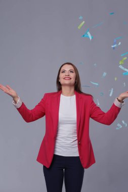 Konfeti kutlama parti güzel mutlu kadın. Doğum günü veya yeni yıl arifesi kavramı kutlama.