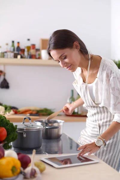 Kochende Frau in der Küche mit Kochlöffel. Kochende Frau — Stockfoto