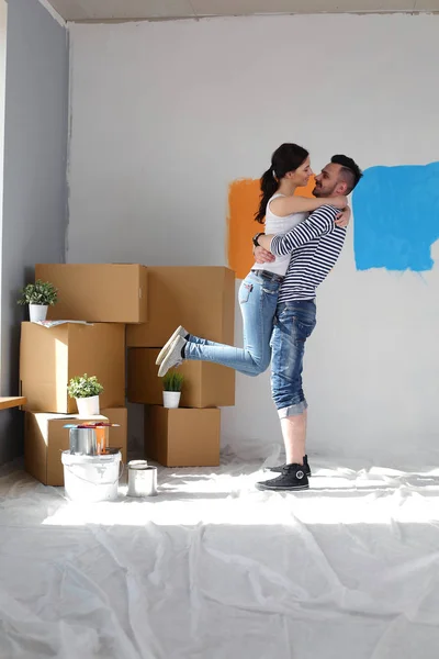 Happy young couple moving in new house. young couple — Stock Photo, Image