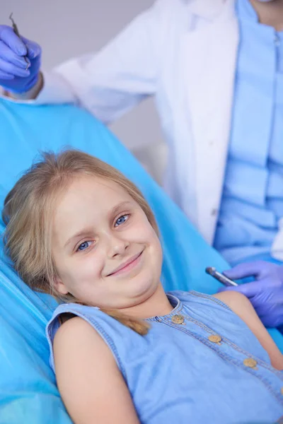 歯医者のオフィスに座っている女の子. — ストック写真