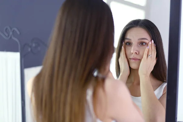 自宅の鏡で自分の反射を探している若い女性. — ストック写真
