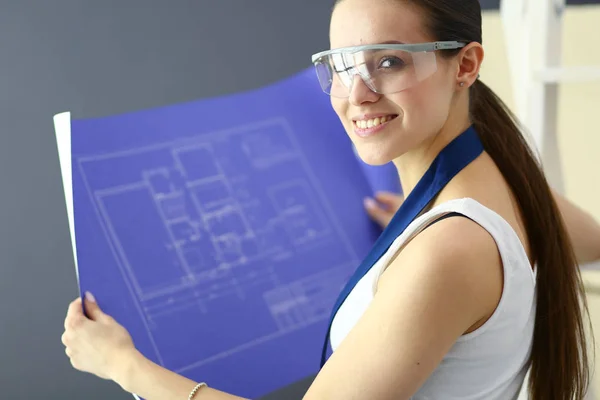 Worker woman with drill standing in new home. — Stock Photo, Image