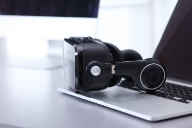 Bilgisayarlı sanal gerçeklik gözlükleri. İş. 3D teknoloji