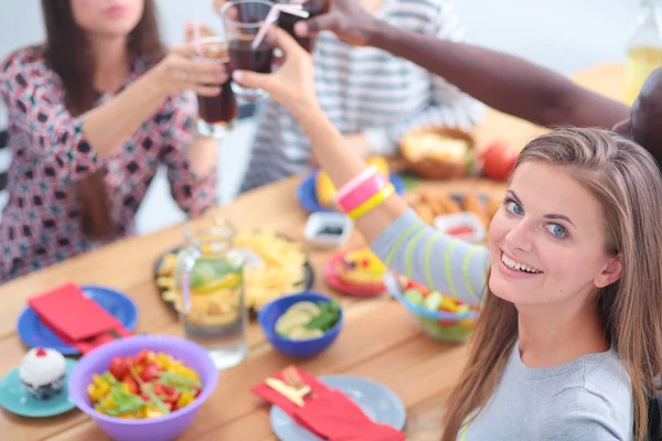 Vista superior do grupo de pessoas que jantam juntas enquanto estão sentadas à mesa de madeira. Comida na mesa. As pessoas comem fast food. Retrato de uma menina — Fotografia de Stock