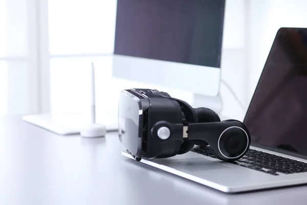 Occhiali di realtà virtuale sulla scrivania con laptop. Affari. Tecnologia 3d — Foto Stock