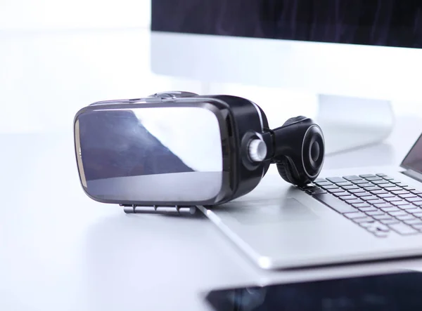 Virtual reality goggles on desk with laptop. business. 3d technology — Stock Photo, Image