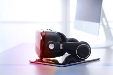 Bilgisayarlı sanal gerçeklik gözlükleri. İş. 3D teknoloji