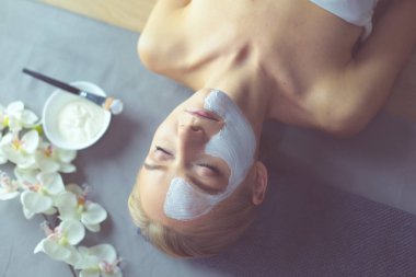 Yüz maskesi. Güzel genç kız Spa, makyajcısı kadın yüz maskesi uygulama.