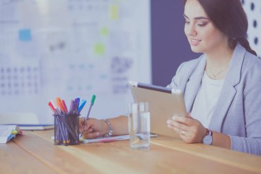 Ofiste modern dijital tablet kullanan güzel bir bayan yönetici.