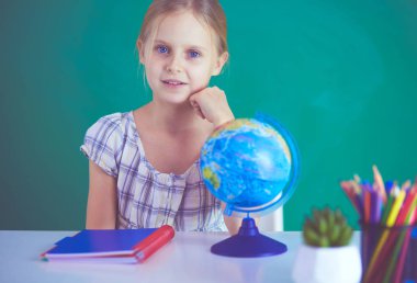 Masada oturan Danışma, öğrenim kız.