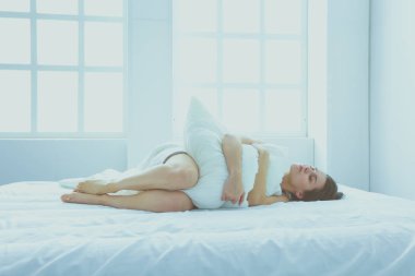 Genç kadın duygu ağrı yatakta.