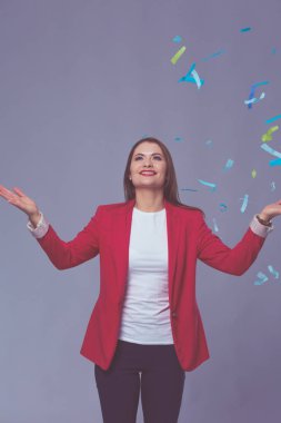 Konfeti kutlama parti güzel mutlu kadın. Doğum günü veya yeni yıl arifesi kavramı kutlama.