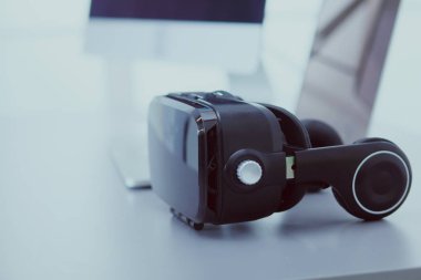 Bilgisayarlı sanal gerçeklik gözlükleri. İş. 3D teknoloji