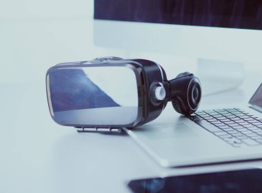 Bilgisayarlı sanal gerçeklik gözlükleri. İş. 3D teknoloji