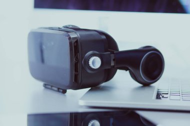 Bilgisayarlı sanal gerçeklik gözlükleri. İş. 3D teknoloji