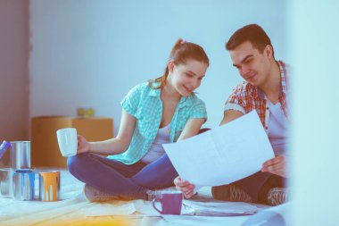 Genç katta oturan ve onlar hakkında tasarruf hesaplama çift. Genç Çift