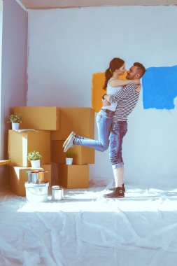 Mutlu genç çift yeni evin içinde hareket. Genç Çift