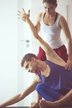 Genç atletik çift pratik acroyoga. Çiftinde Dengeleme.