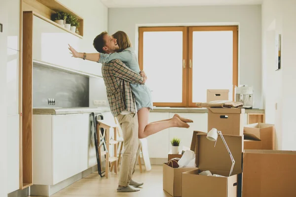 Retrato de una joven pareja mudándose a un nuevo hogar. Pareja joven — Foto de Stock