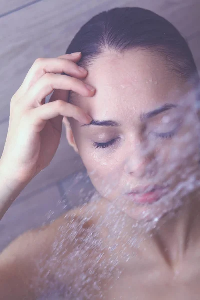 Jovem mulher bonita sob o chuveiro no banheiro . — Fotografia de Stock