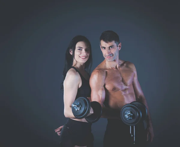 Hombre y mujer atléticos con campanas mudas. Instructor de fitness personal. Entrenamiento personal. Entrenamiento de peso. Entrenamiento . — Foto de Stock