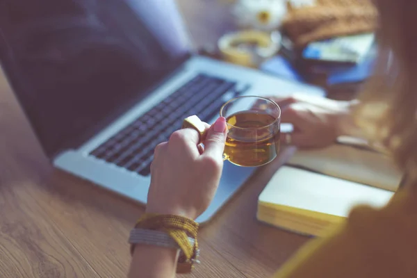 Een jonge vrouw met een creditcard en een laptop. Online winkelen concept — Stockfoto