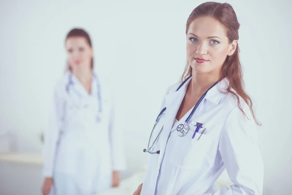 Due giovani dottoressa, in piedi in ospedale. Due giovani donne medico. — Foto Stock