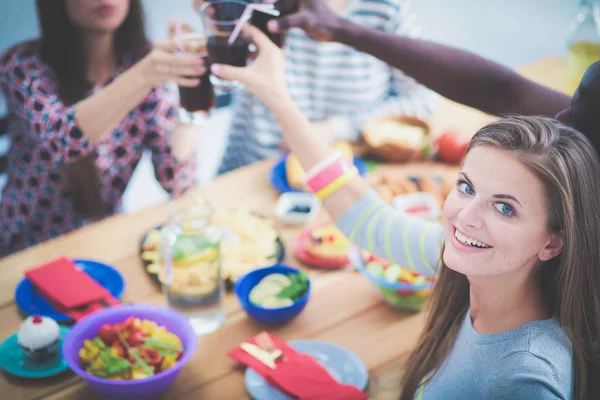 Vista superior do grupo de pessoas que jantam juntas enquanto estão sentadas à mesa de madeira. Comida na mesa. As pessoas comem fast food. Retrato de uma menina — Fotografia de Stock