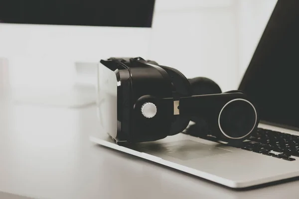 Gafas de realidad virtual en el escritorio con portátil. negocios. tecnología 3d — Foto de Stock