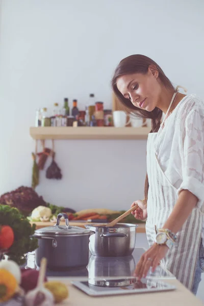 Cucina donna in cucina con cucchiaio di legno. Cucina donna — Foto Stock