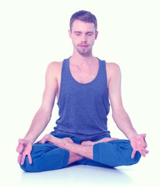 Beyaz arka plan üzerinde egzersiz yapan yetişkin erkek